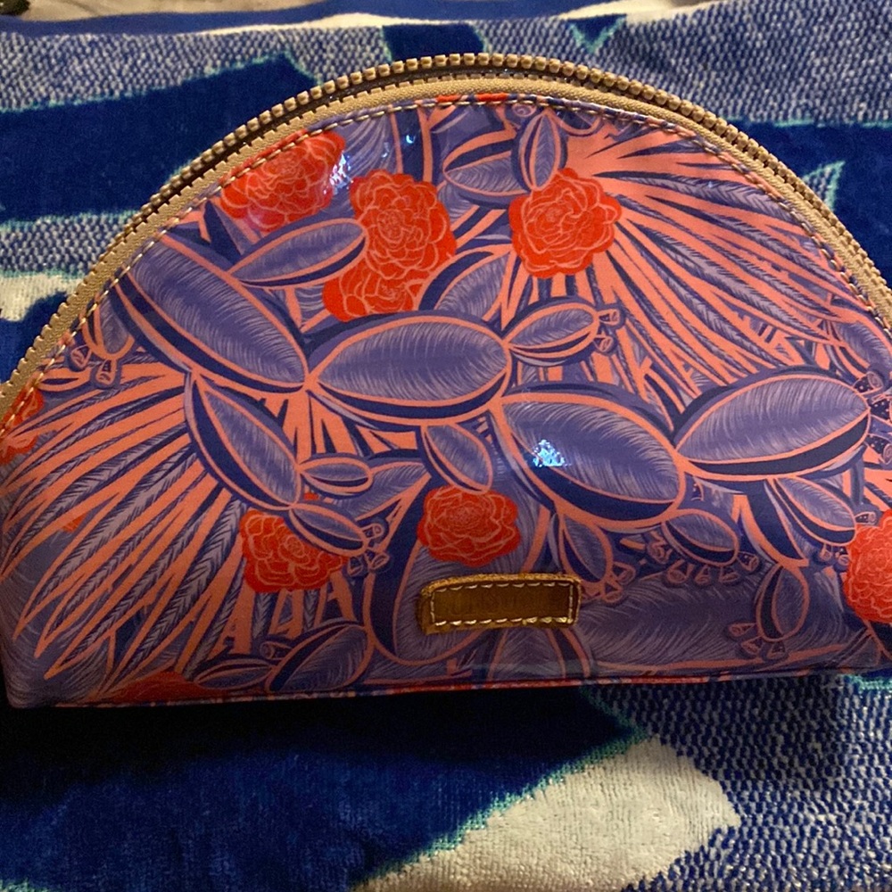 Consuelo make up bag missing the zipper, pull.